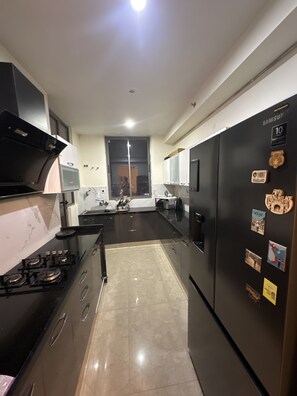 Fridge, microwave, stovetop, toaster - Cozy room in Apartment nestled in Pink City Jaipur with amazing Tour Experience (Jaipur)