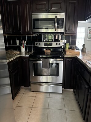 Fridge, microwave, oven, stovetop - On Crystal River 2 Docks Secure Trailer Parking. New Hot Tub for Thanksgiving! (Crystal River)