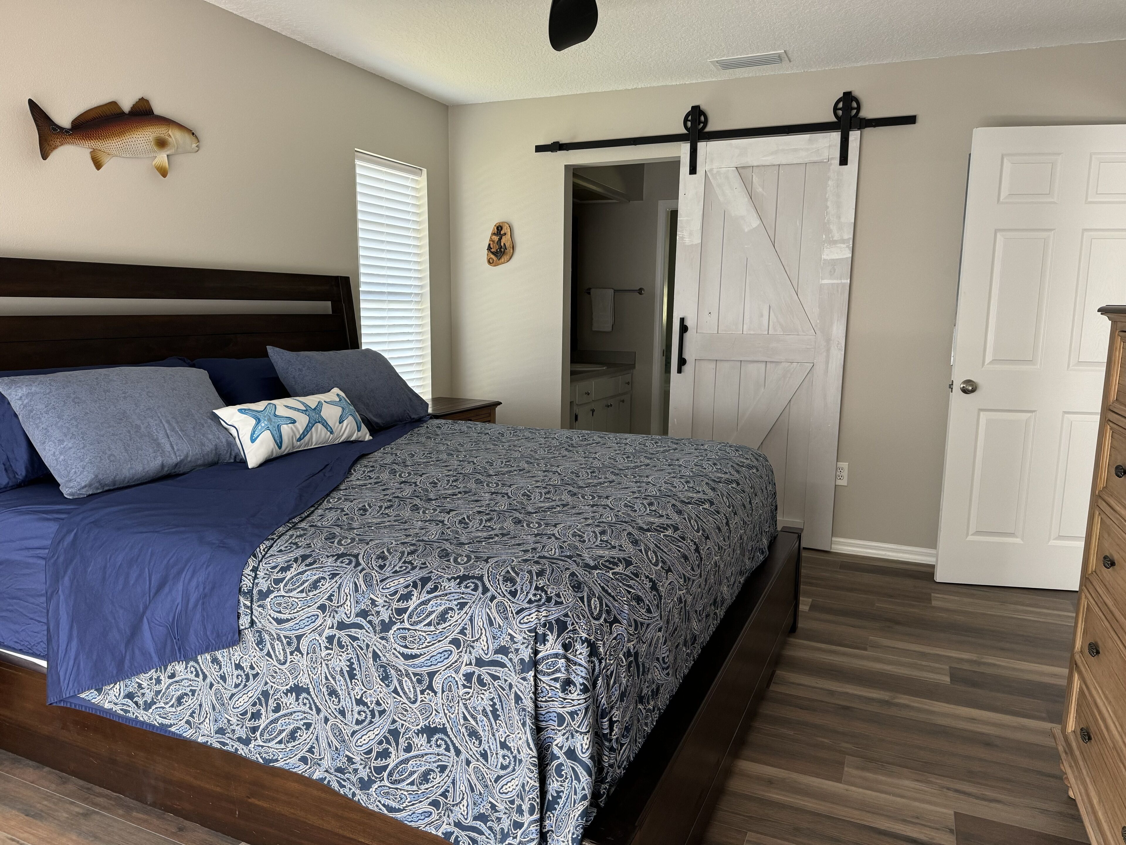 3 slaapkamers, een strijkplank/strijkijzer, wifi, beddengoed