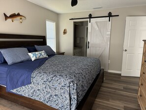 3 bedrooms, iron/ironing board, WiFi, bed sheets - On Crystal River 2 Docks Secure Trailer Parking. New Hot Tub for Thanksgiving! (Crystal River)