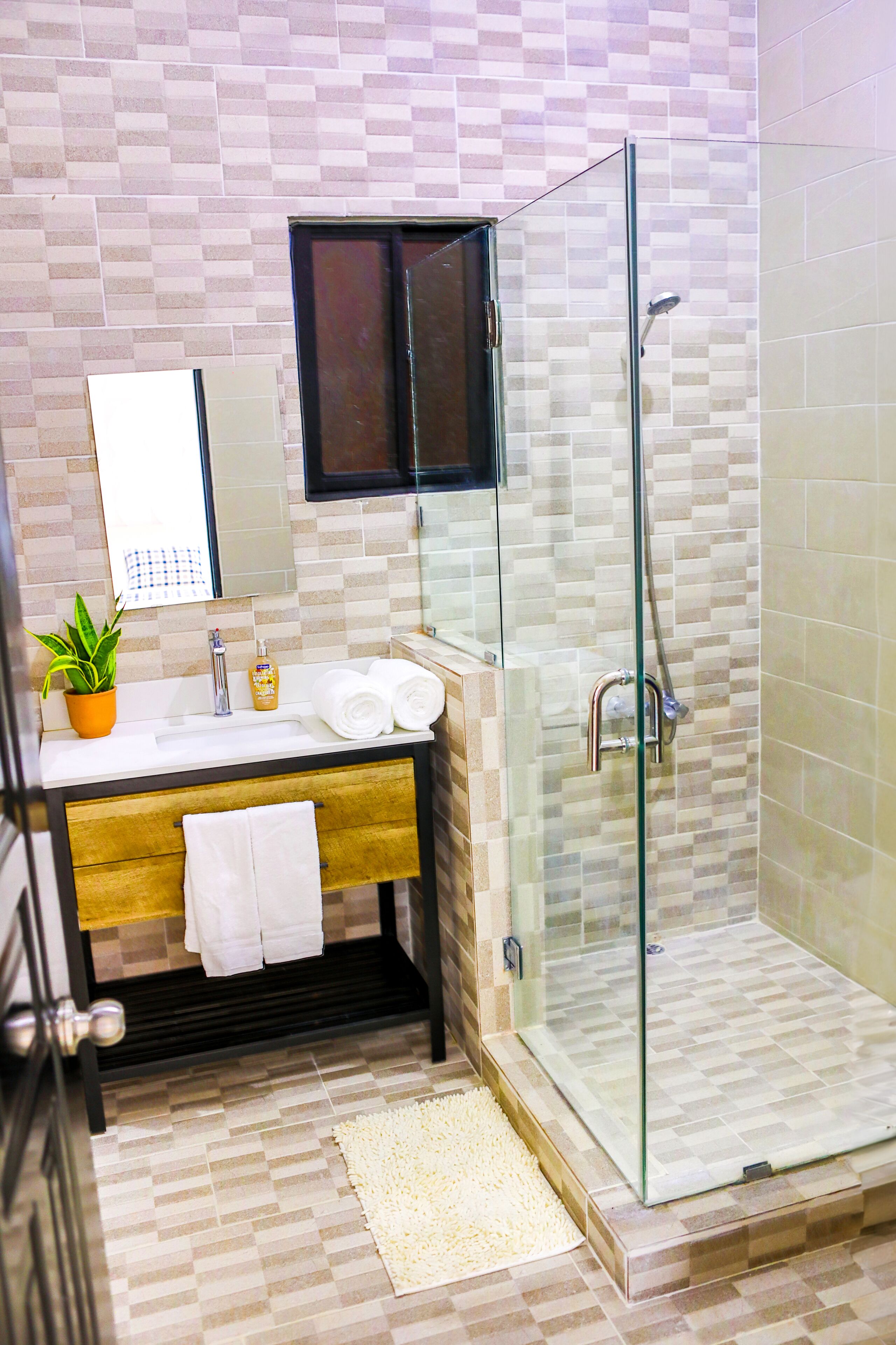 Ducha, secador de pelo, toallas, jabón