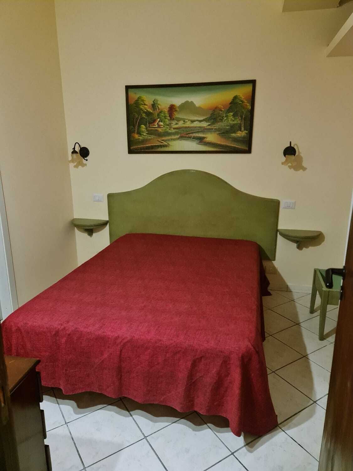 1 bedroom, travel crib