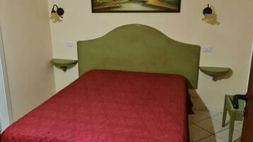 1 bedroom, travel crib
