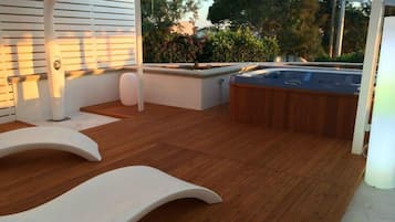Outdoor spa tub