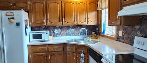 Refrigerador, microondas, horno y parrilla de estufa