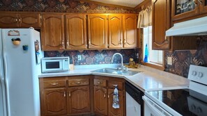 Jääkaappi, mikroaaltouuni, uuni, liesi