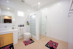 Shower, hair dryer, bidet, towels