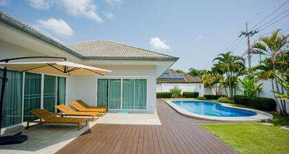 Cosy and relaxing pool villa, 10 min to the beach and shopping. Family friendly.