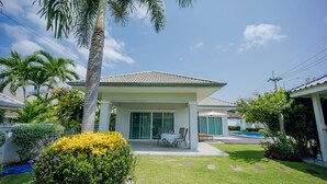 A residential house with a covered patio, a swimming pool, and lush greenery. - Cosy and relaxing pool villa, 10 min to the beach and shopping. Family friendly. (Hua Hin)