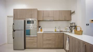 冰箱、微波炉、烤箱、炉灶