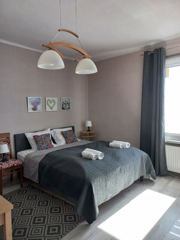 1 bedroom, iron/ironing board, bed sheets - Wohnung in Tarnowskie Gory, Neben dem Gerichtsgebaeude (Tarnowskie Góry)