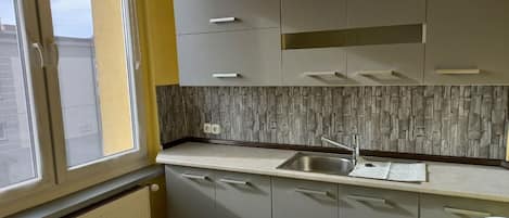 Fridge, stovetop, coffee/tea maker, electric kettle