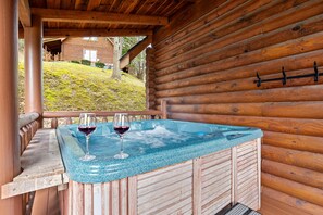 Outdoor spa tub - New! Great Location, Game Room, Hot Tub, King Beds (Sevierville)
