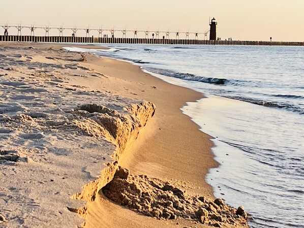 Sun-loungers, beach towels - Peaceful Creekside Hideaway Near Town (South Haven)