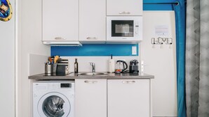Coffee/tea maker, fridge, microwave, stovetop
