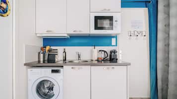 Fridge, microwave, stovetop, coffee/tea maker