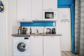 Een koelkast, een microgolfoven, een kookplaat