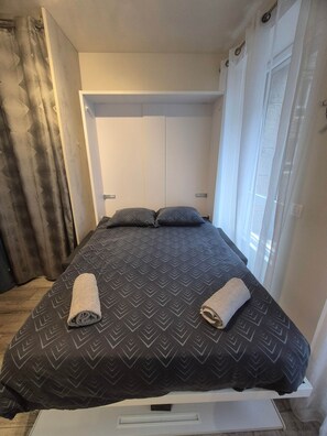 1 slaapkamer, een strijkplank/strijkijzer, wifi, beddengoed