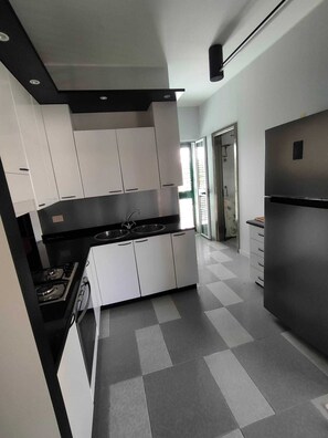 Kjøleskap, mikrobølgeovn, ovn og kokeplater