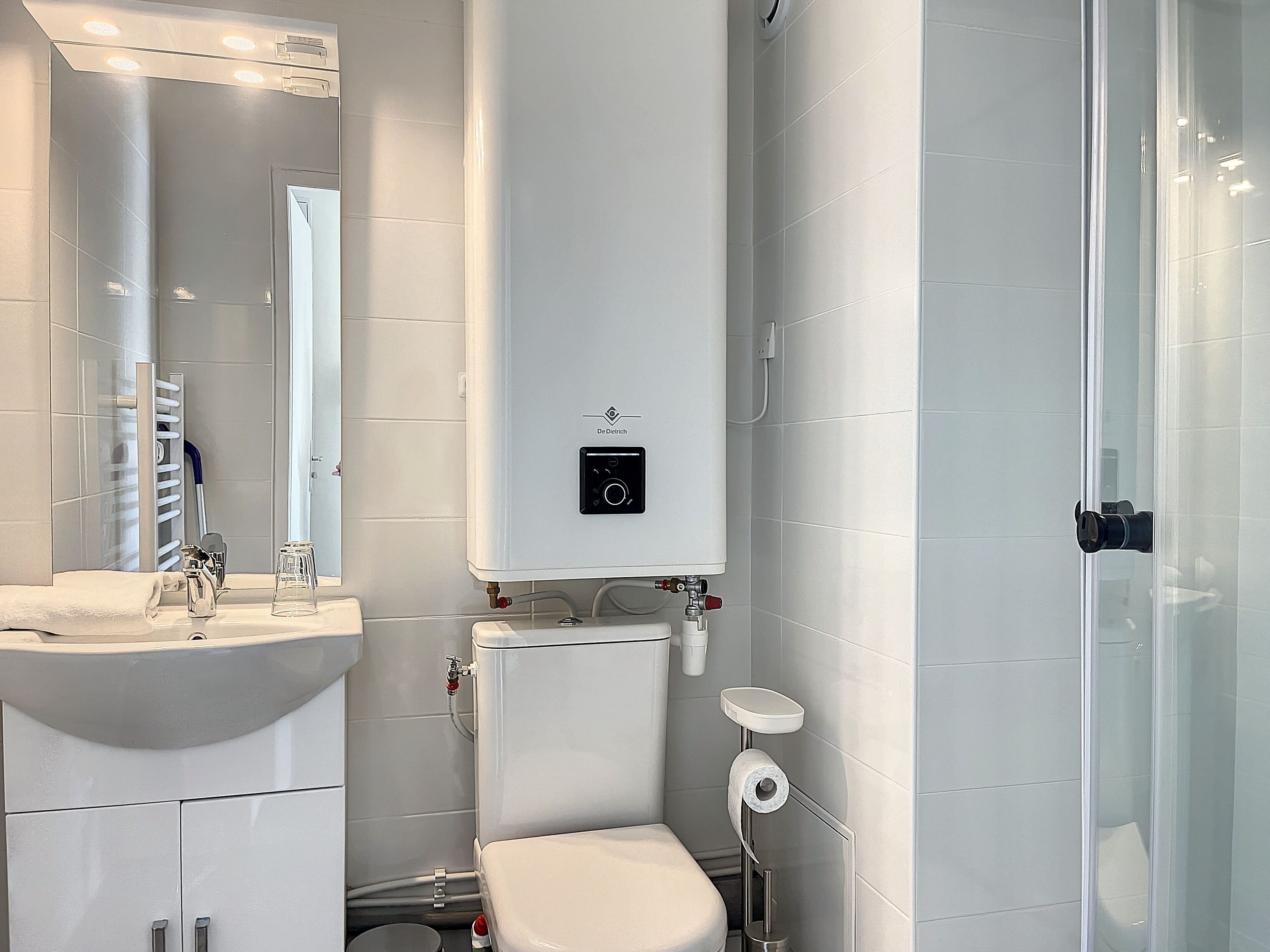 Ducha, secador de pelo, toallas y papel higiénico