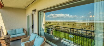 Oceanfront 2rd floor Balcony 2 blocks to Turnaround-Work Remotely