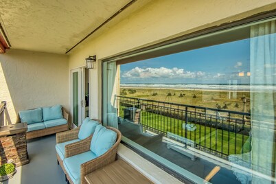 Oceanfront 2rd floor Balcony 2 blocks to Turnaround-Work Remotely