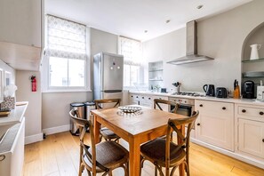 Apartment | Private kitchen - Cozy and Spacious Kensington Maisonette (London)