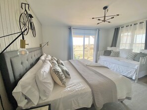 5 habitaciones, escritorio y tabla de planchar con plancha