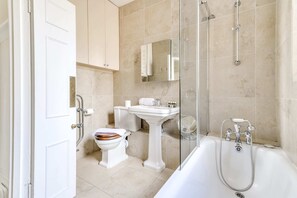 Apartamento básico | Banheiro | Banheira, secador de cabelo, toalhas de banho, sabonete