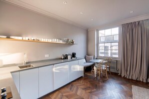 Apartment | Private kitchen - The Cleveland Arms IV (London)