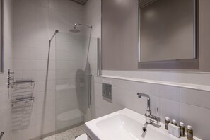 Basic Apartment | Bathroom