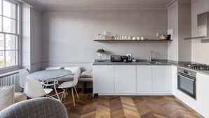Basic Apartment | Private kitchen | Fridge, oven, stovetop, dishwasher - The Cleveland Arms V (London)