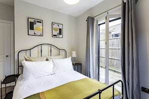 Basic Apartment | 1 bedroom, desk, laptop workspace, iron/ironing board - Gorgeous Roehampton Flat (London)