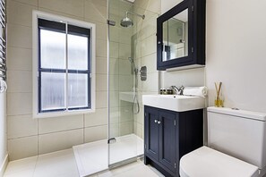 Apartamento básico | Baño | Ducha, secador de pelo, toallas y jabón