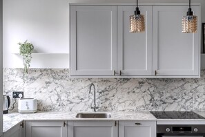 Private kitchen - Little Venice Luxury Apartment (London)