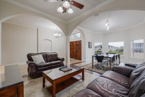 Smart TV - Live in luxury on your vacation. Massive 2600sqft of privacy and tranquility. (cape coral)