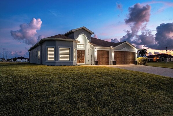 Exterior - Live in luxury on your vacation. Massive 2600sqft of privacy and tranquility. (cape coral)