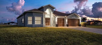 Live in luxury on your vacation. Massive 2600sqft of privacy and tranquility.