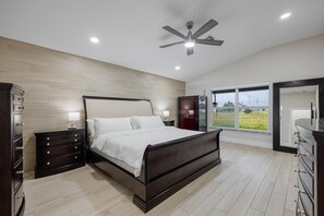 4 bedrooms, desk, iron/ironing board, WiFi