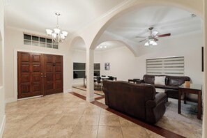 Smart TV - Live in luxury on your vacation. Massive 2600sqft of privacy and tranquility. (cape coral)