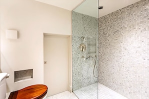 Studio | Bathroom