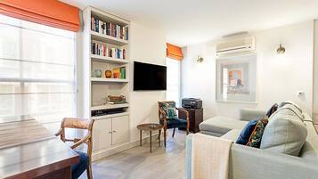 Studio | Living room