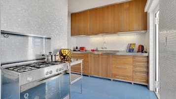 Een koelkast, een oven, een koffiezetapparaat/waterkoker