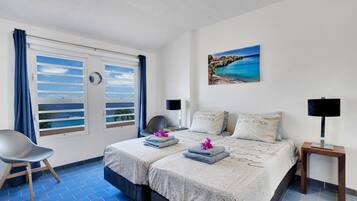 3 makuuhuonetta, tallelokero huoneessa, silitysrauta/-lauta