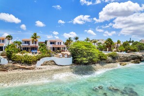 A coastal property with a beach view, multiple villas, and lush greenery. - BEACH VILLA PIET HEIN WITH DIRECT ACCES TO THE SEA WITH BREATHTAKING VIEUW




 (Kralendijk)