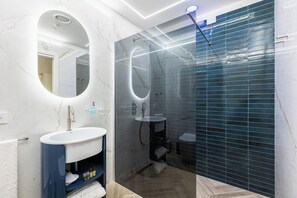Shower, hair dryer, bidet, towels - Penthouse above Trevi Fountain and Panoramic Terrace (Roma)