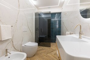 Bruser, hårtørrer, bidet, håndklæder