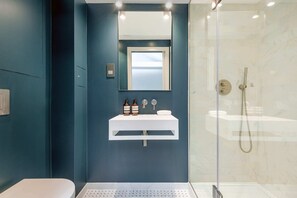 Basic Apartment | Bathroom | Shower, hair dryer, towels, soap - Notting Hill Gate Residence VI (London)