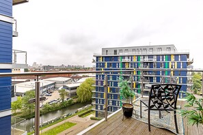 Exterior - Vibrant London Canal Apartment (Wembley)