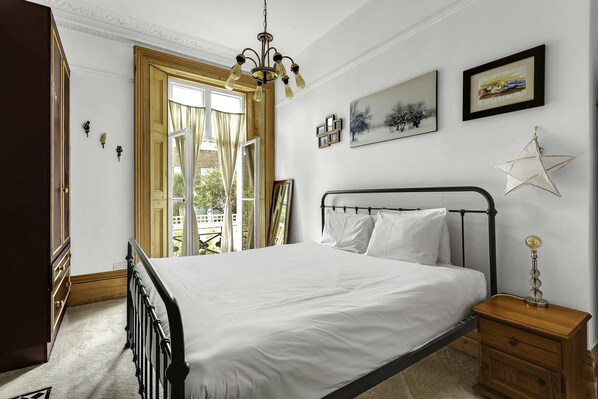 Basic Apartment | 1 bedroom, laptop workspace, iron/ironing board, bed sheets - Beautiful Abode Near Camden Road (London)